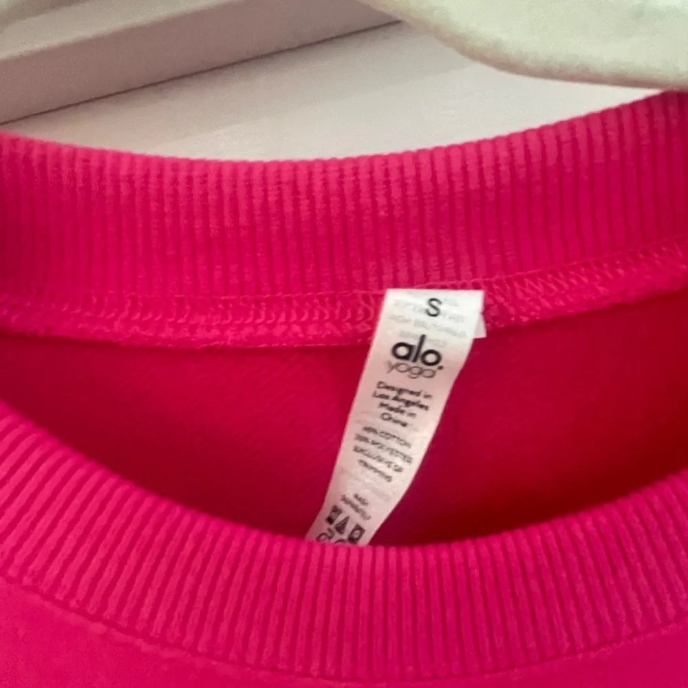 ALO Yoga Devotion Cree Neon Pink Cropped Top - Picture 4 of 6